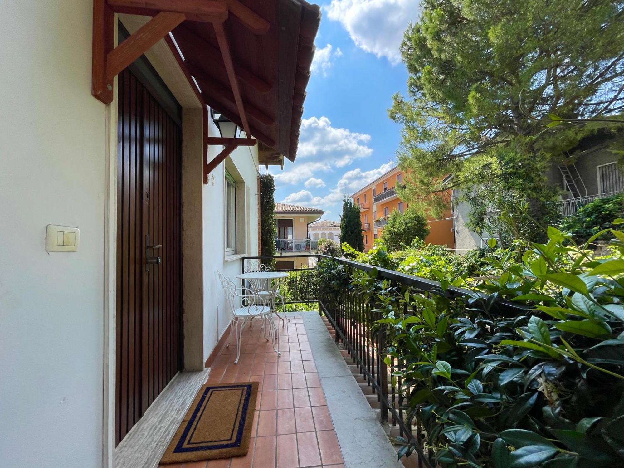 Magnolia Apartments, Di Garda