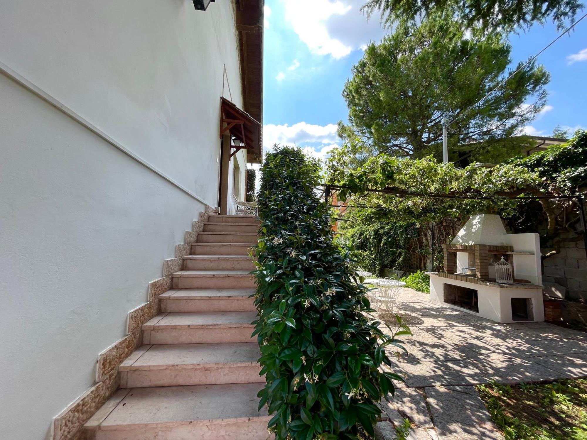Magnolia Apartments, Di Garda